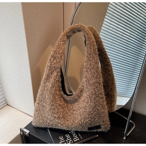 Gros plan du sac cabas en peluche marron avec texture en fausse fourrure et étiquette