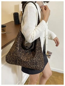 Dettaglio della borsa tote leopardata alla moda con trama in tela e design capiente