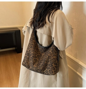 Detailaufnahme der großen Leopard-Tote-Bag mit sichelförmigem Design und Canvas-Rand