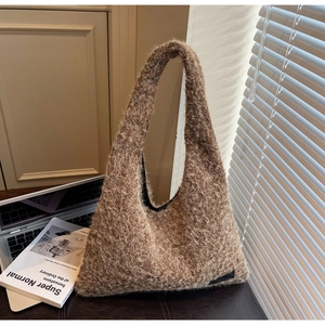 Détail du sac cabas marron en peluche avec fausse fourrure texturée et petite étiquette noire