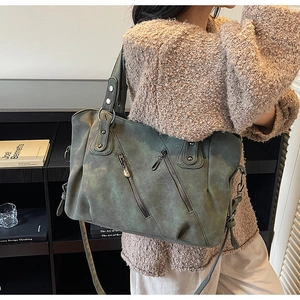 Détails du sac cabas vintage vert foncé avec fermetures éclair et bandoulière réglable
