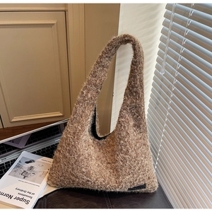 Détail d'un sac cabas marron en peluche montrant sa texture en fausse fourrure et sa forme