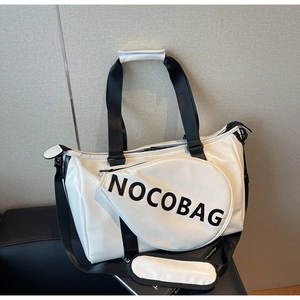 Dettaglio di una borsa sportiva bianca lucida con accessorio a forma di racchetta e tracolle nere