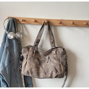 Détails du sac fourre-tout vintage marron avec fermetures éclair et bandoulière longue