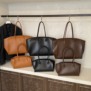 Minimalistische Leder-Einkaufstaschen in Karamell, Schwarz und Braun in zwei Größen