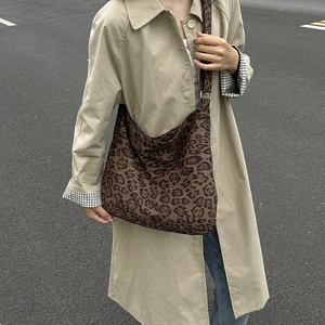 Borsa tote in tela leopardata da donna con ampio design hobo casual per il lavoro