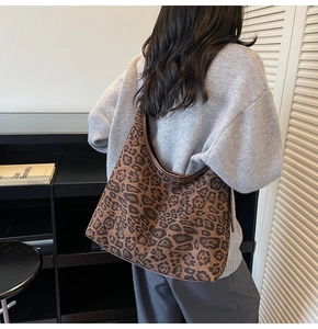 Detail einer Leopard-Print-Tragetasche an der Schulter für stilvolle Herbst-Winter-Outfits