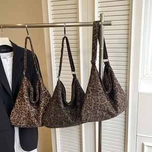 Elegante borsa tote leopardata con ampia tracolla in un allestimento di tendenza moda