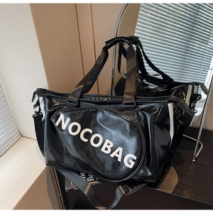 Dettaglio borsa sportiva nera lucida con logo NOCOBAG e tracolla regolabile