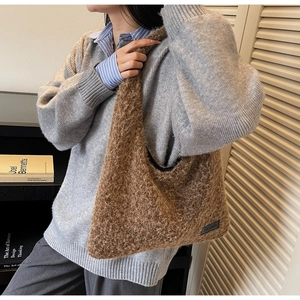 Détail du sac hobo en peluche marron avec logo Jiashuo et texture douce et moelleuse