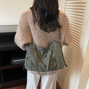 Grand sac cabas rétro vert foncé avec bandoulière réglable et détails de plusieurs zips