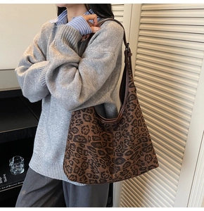Detail der großen Leopard-Print-Einkaufstasche mit verstellbarem braunem Leder-Schultergurt