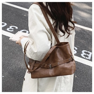 Dettaglio borsa tote vintage in pelle marrone con fibbia in metallo e finitura