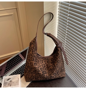 Detailansicht der großen Leopard-Tragetasche mit braunem Lederriemen und Metallschnalle