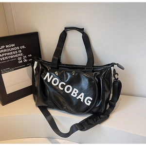Borsa sportiva nera lucida grande capacità con tracolla su piedistallo bianco