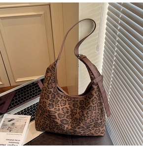 Detail der Hobo-Tasche mit Leopardenmuster, verstellbarem Schultergurt und Metallschnalle