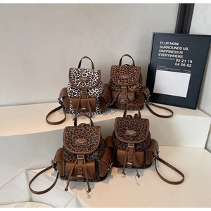 Détail de quatre sacs à dos à imprimé léopard avec design multi-poches et coutures rétro