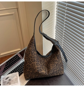 Detailansicht der Hobo-Tasche mit Leopardenmuster und verstellbarem Lederriemen