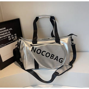 Dettaglio della borsa sportiva argento con tasca frontale a forma di racchetta e tracolla