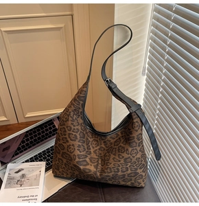 Leopard-Einkaufstasche mit Lederriemen in einer stilvollen Büro-Lifestyle-Umgebung