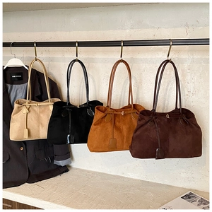 Détails des grands sacs fourre-tout en daim beige, noir, marron et marron foncé