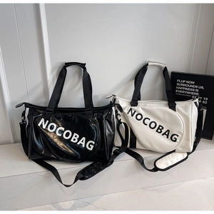 Dettaglio della borsa sportiva elegante con trama in pelle e tracolla regolabile