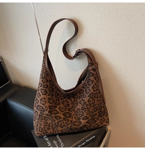 Detailansicht der Hobo-Tasche mit Leopardenmuster und verstellbarem Leder-Schultergurt