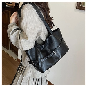 Vista dettagliata della borsa tote grande in pelle PU nera con fibbia e cinturini