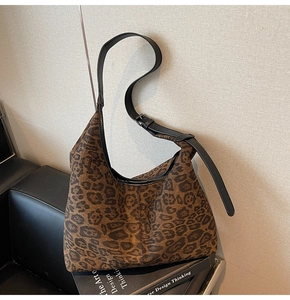 Detail der Leopard-Print Shopper Tasche mit verstellbarem schwarzem Leder Schultergurt