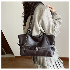 Dettaglio di una borsa tote vintage in similpelle lucida marrone scuro di gran classe