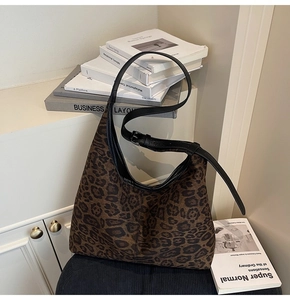 Detailaufnahme der Leoparden-Einkaufstasche mit verstellbarem Leder-Schultergurt