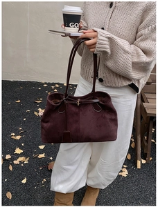 Vue détaillée du sac cabas en daim bordeaux avec ferrures et détails de couture