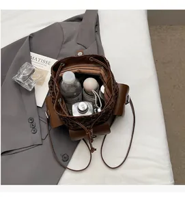 Vue de dessus du sac à dos seau léopard spacieux avec garniture en cuir brun et doublure