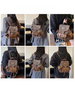Vues détaillées du mini sac à dos léopard avec rabat en cuir et poches latérales chic