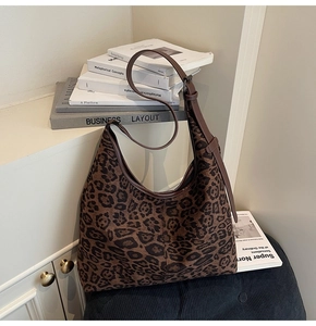 Detailansicht der Leoparden-Einkaufstasche mit Ledergurt und Wildleder-Textur