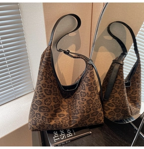 Detailansicht der Tragetasche mit Leopardenmuster und Lederriemen im Retro-Ambiente