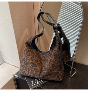Makroaufnahme der Leoparden-Hobo-Tasche mit Fokus auf Textur und Lederriemen-Details