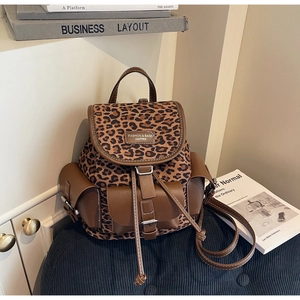 Détail du sac à dos léopard avec finitions en cuir de qualité et fermeture à boucle