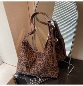 Nahaufnahme der hobo-leopard-tote-tasche mit verstellbarem braunem lederriemen und schnalle