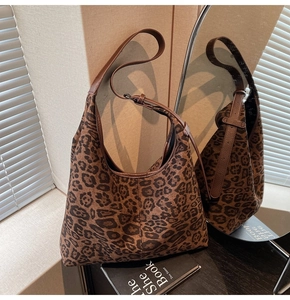 Detailansicht der großen Leopard Hobo Tasche mit verstellbarem braunem Leder Schultergurt