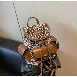 Détail d'un sac à dos imprimé léopard avec finitions en similicuir marron et boucle vintage