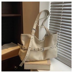 Dettaglio della borsa tote bianco crema con pelle testurizzata litchi e tracolla regolabile