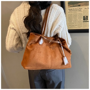Détail du sac cabas vintage en daim marron avec bandoulière en cuir et boucle en métal