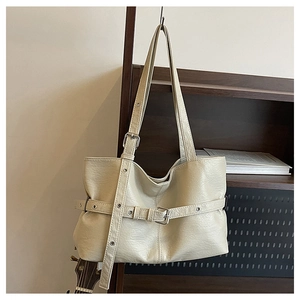 Dettaglio ravvicinato della borsa tote retrò crema con fibbia vintage e trama in pelle PU