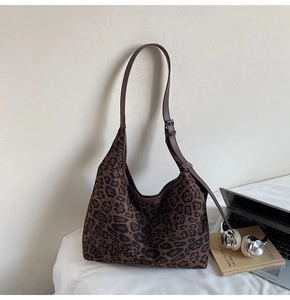 Detail des verstellbaren Leder-Schultergurts und Leopardenmusters der Totebag
