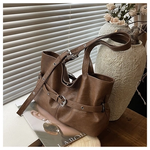 Dettaglio della borsa tote vintage marrone con pelle PU testurizzata e fibbie argentate