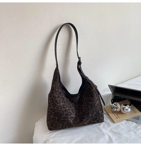 Detailaufnahme der Hobo-Tasche mit Leopardenmuster und verstellbarem schwarzen Gurt