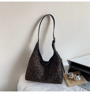 Detailansicht der Hobo-Tasche mit Leopardenmuster und schwarzem Lederriemen