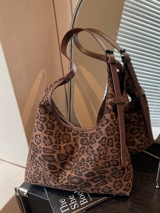 Modische Leopard-Print Tragetasche mit verstellbaren Lederriemen in warmer Umgebung
