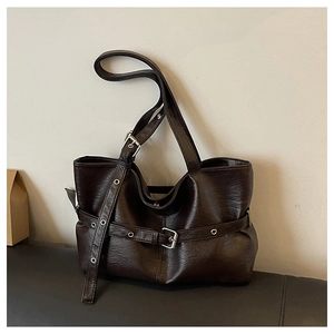 Dettaglio della borsa tote vintage in ecopelle marrone scuro con fibbia in metallo